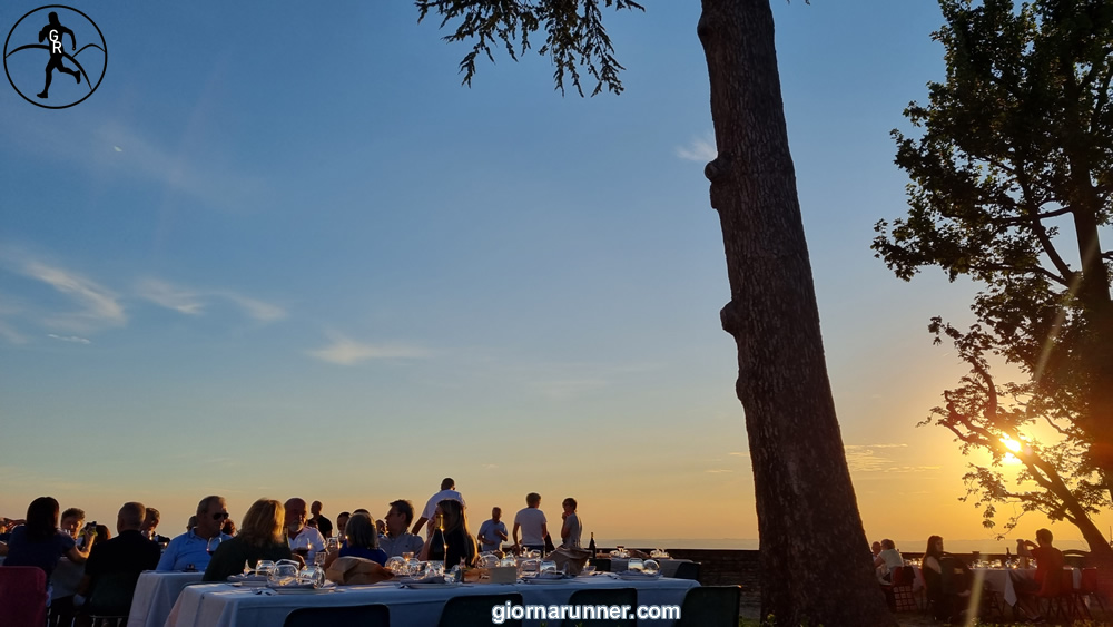 La cena panoramica in musica nel parco del Castello di Calosso