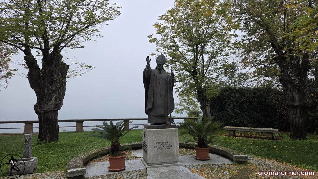 Ad Isola d’Asti alla statua di San Giovanni Paolo II