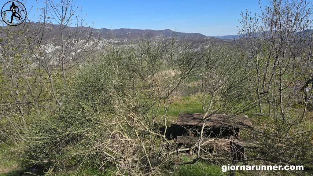panchina gigante merana e tavolini picnic